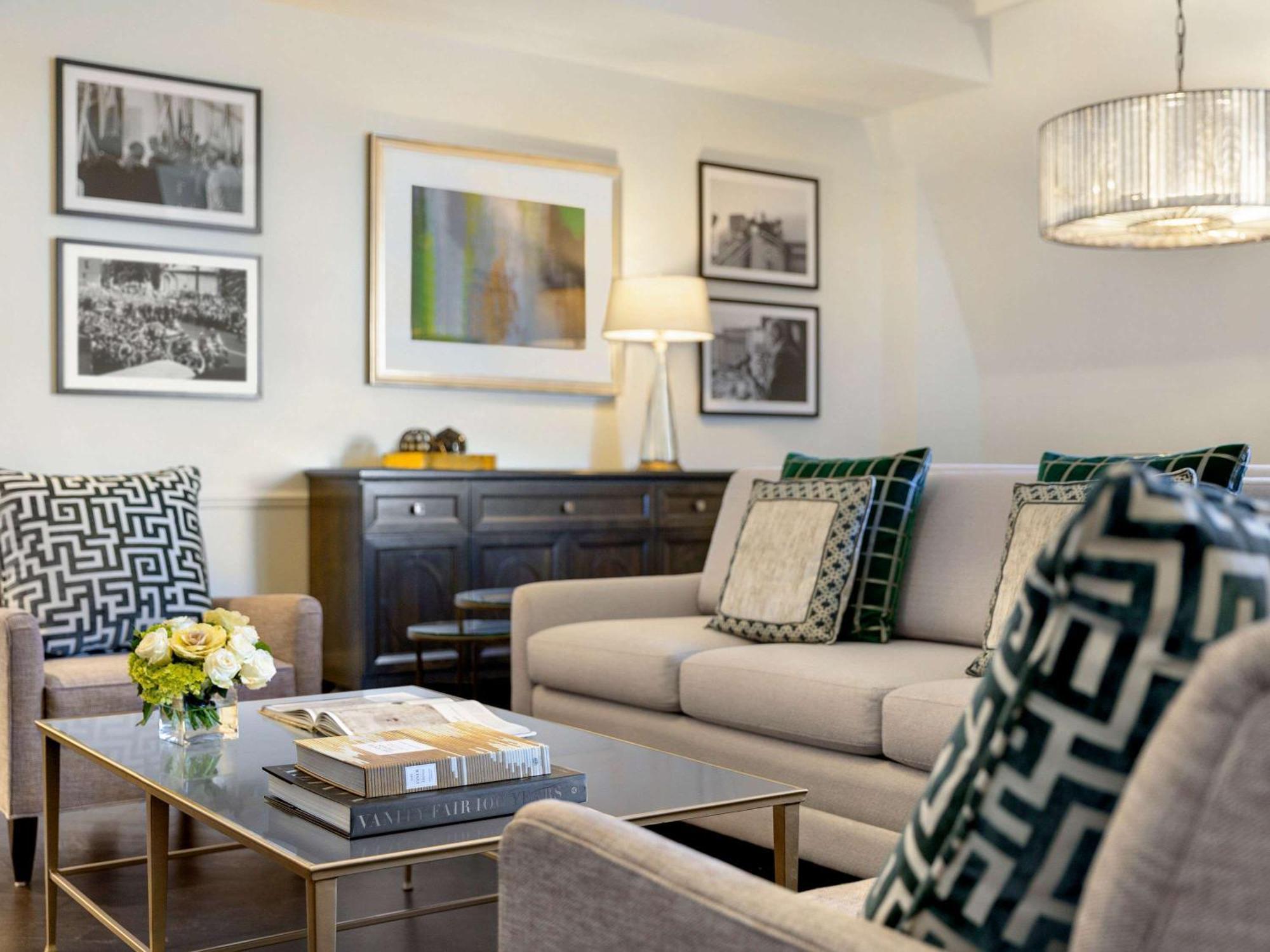 Fairmont Le Chateau Frontenac Quebec Exteriér fotografie A living room at The Carlyle