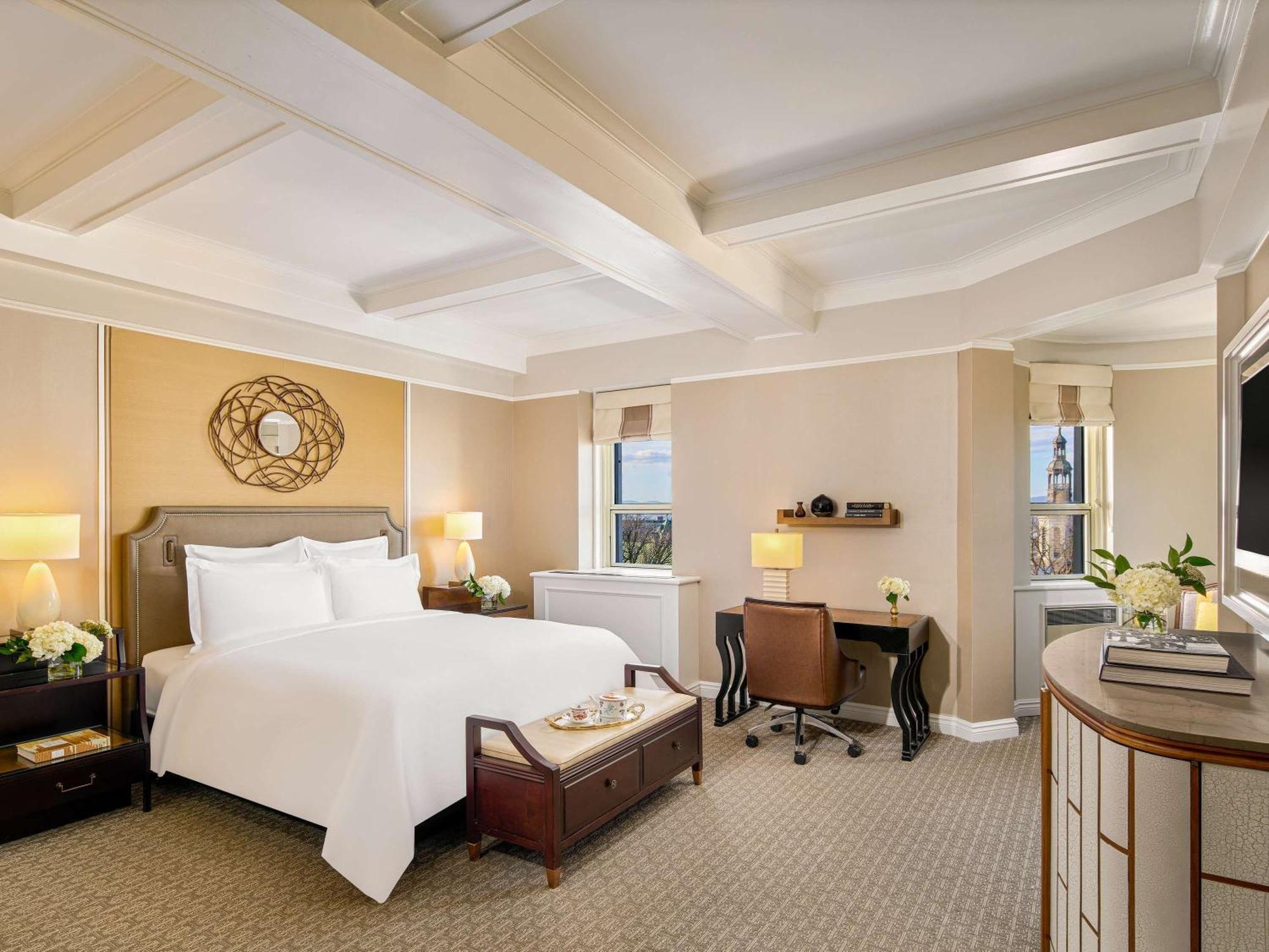 Fairmont Le Chateau Frontenac Quebec Exteriér fotografie A bedroom at The Waldorf Astoria New York