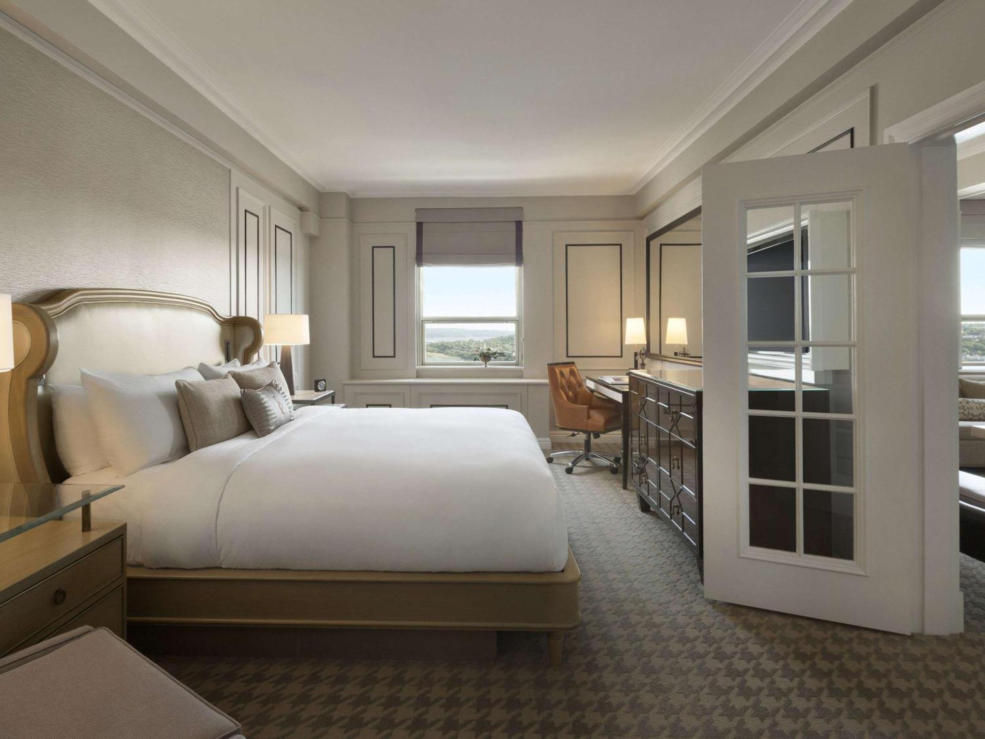 Fairmont Le Chateau Frontenac Quebec Exteriér fotografie A bedroom at the hotel