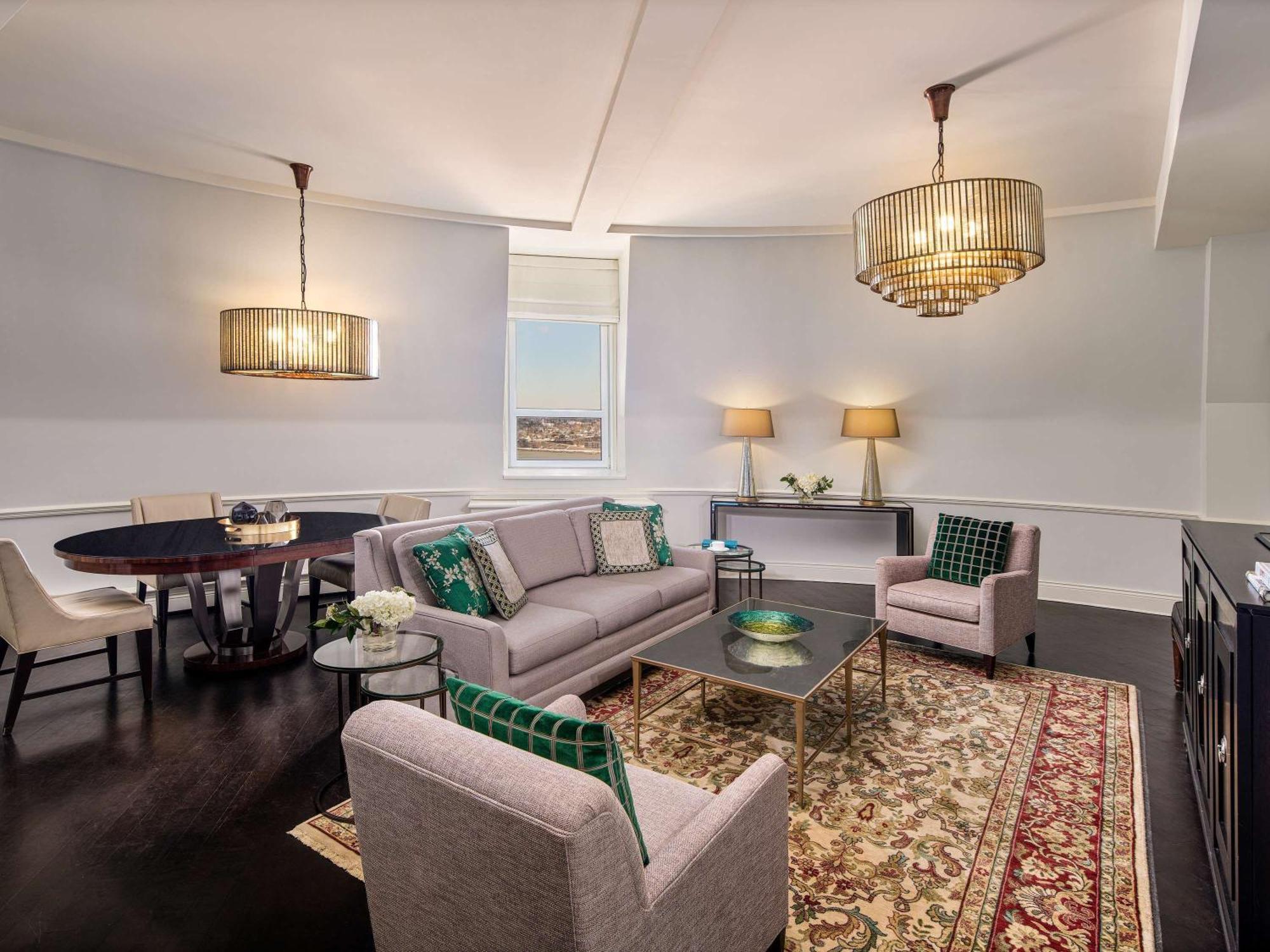 Fairmont Le Chateau Frontenac Quebec Exteriér fotografie The living room of a suite at the hotel