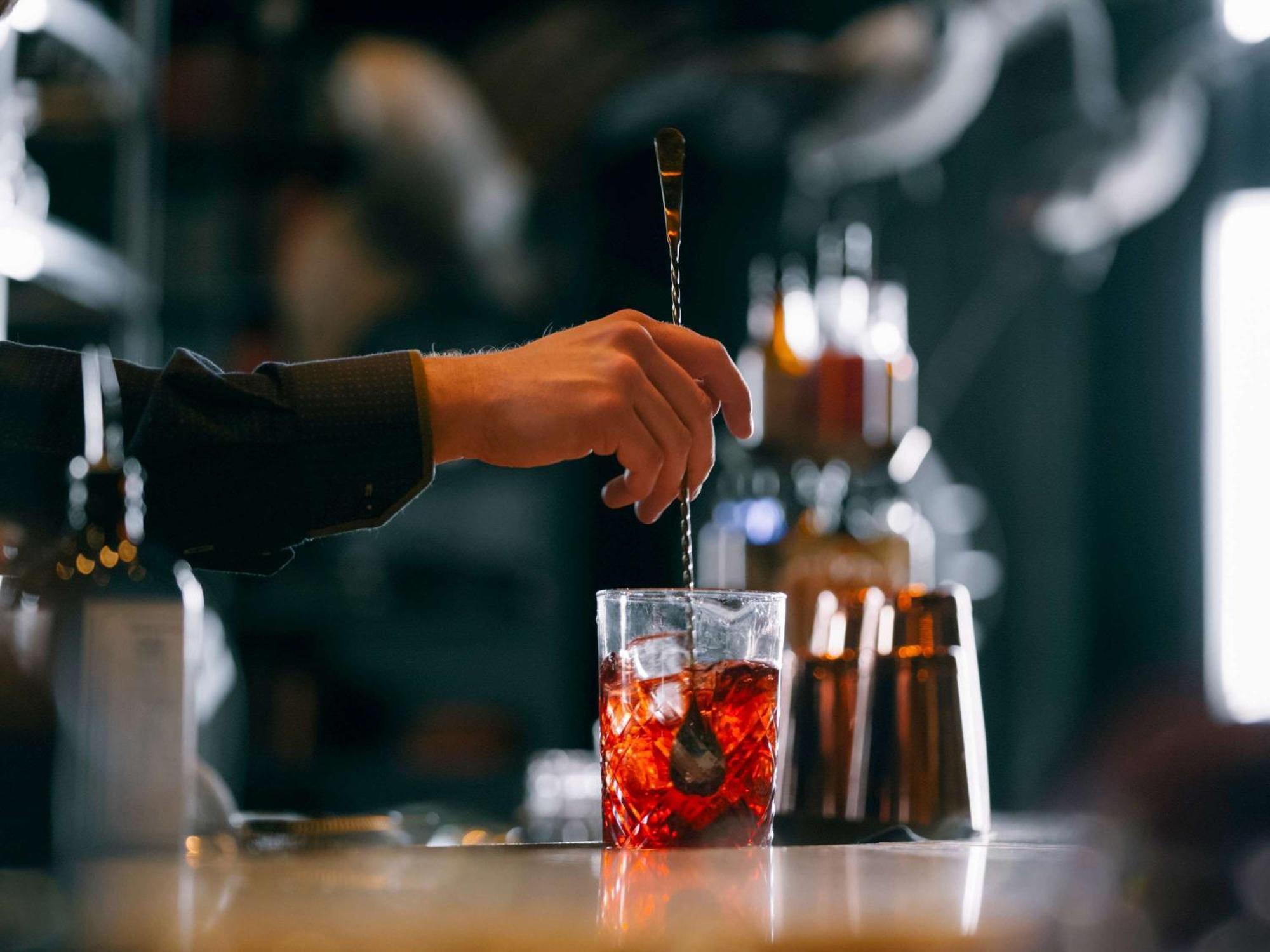 Fairmont Le Chateau Frontenac Quebec Exteriér fotografie A bartender stirring a Negroni