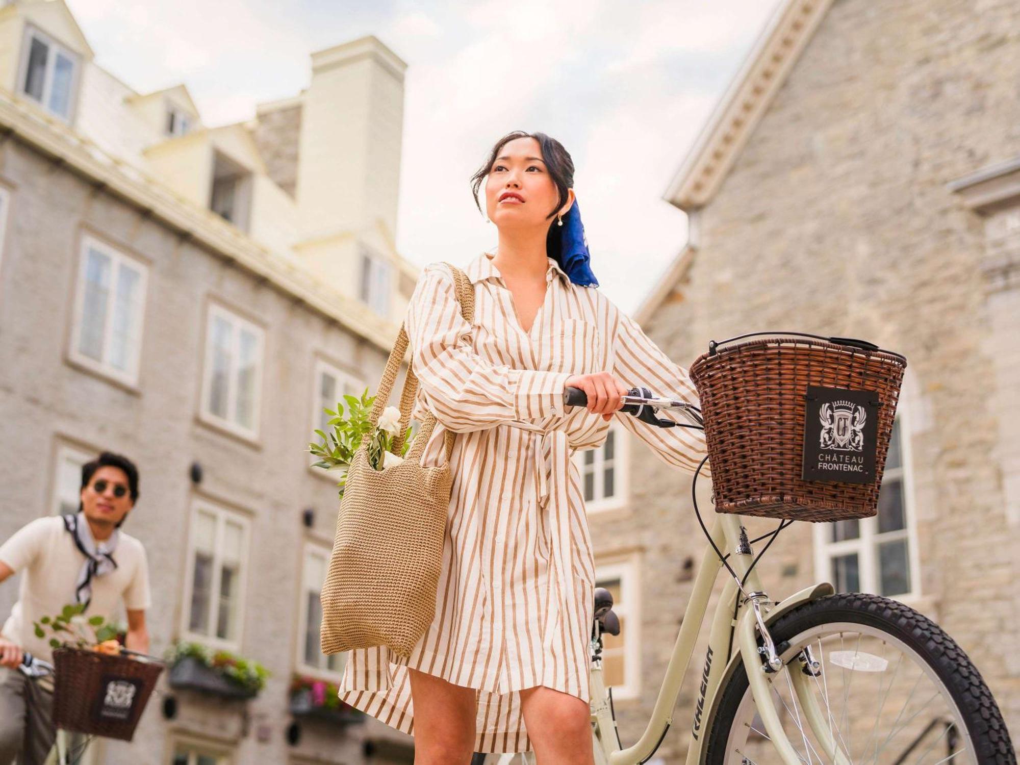 Fairmont Le Chateau Frontenac Quebec Exteriér fotografie A woman with a bicycle in Montreal