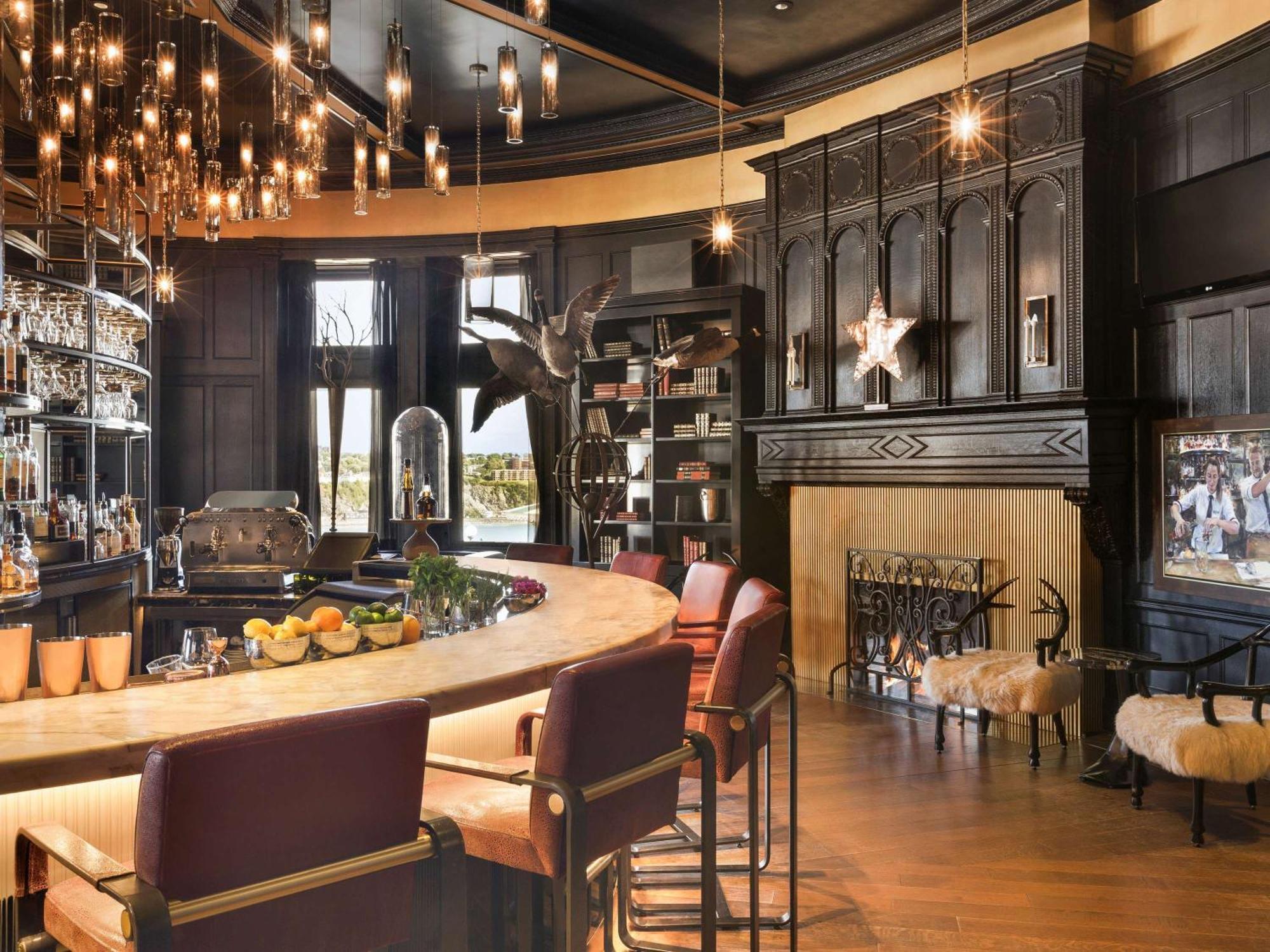 Fairmont Le Chateau Frontenac Quebec Exteriér fotografie The bar at the Ritz-Carlton, Laguna Niguel